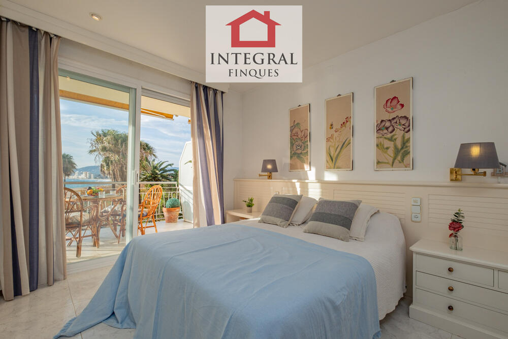 Habitació de matrimoni amb accés a la terrassa.
