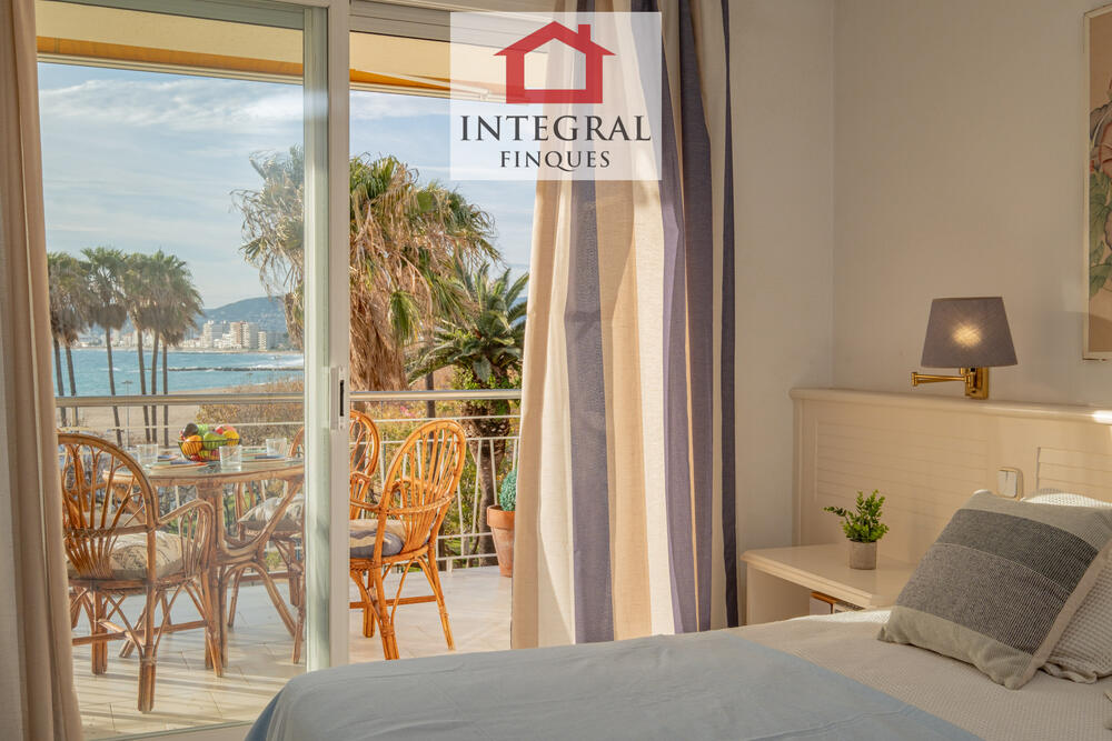 Habitació de matrimoni amb accés directe a la terrassa.