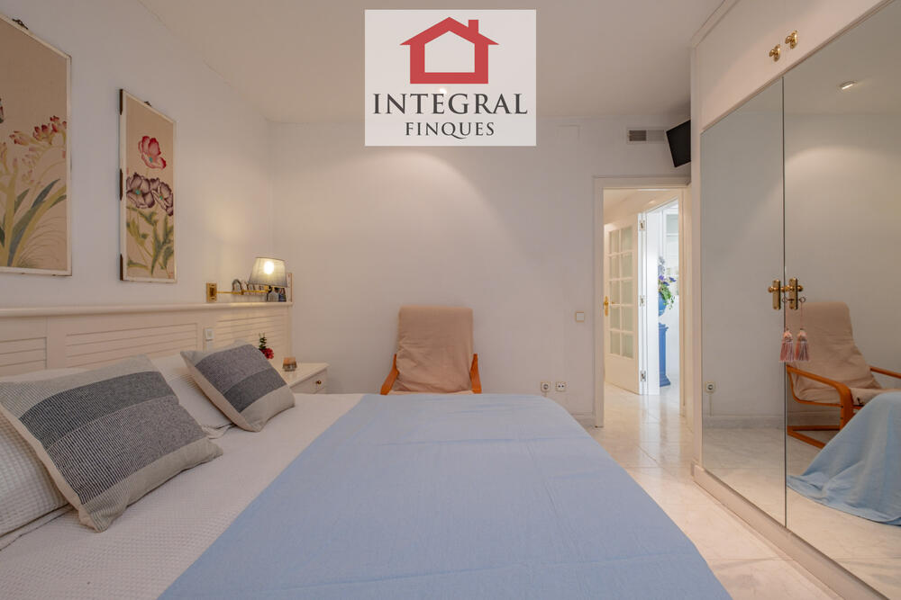 Habitació de matrimoni àmplia i amb un gran armari amb miralls.