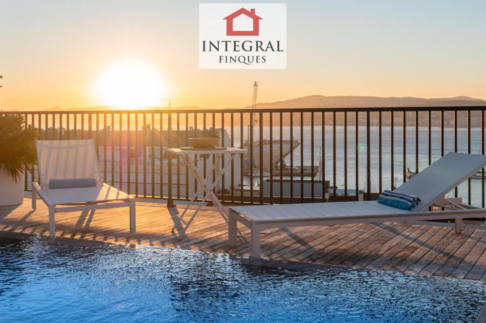 Piscina no climatitzada d´aigua dolça il·luminable de nit