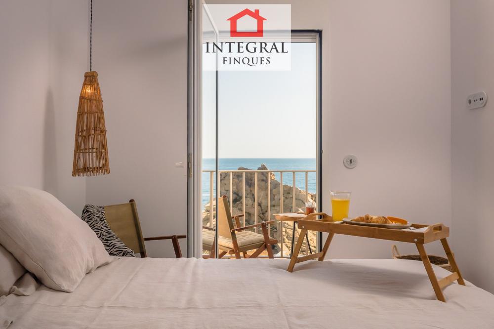Habitació doble amb llit de matrimoni i vistes al mar amb sortida a balcó