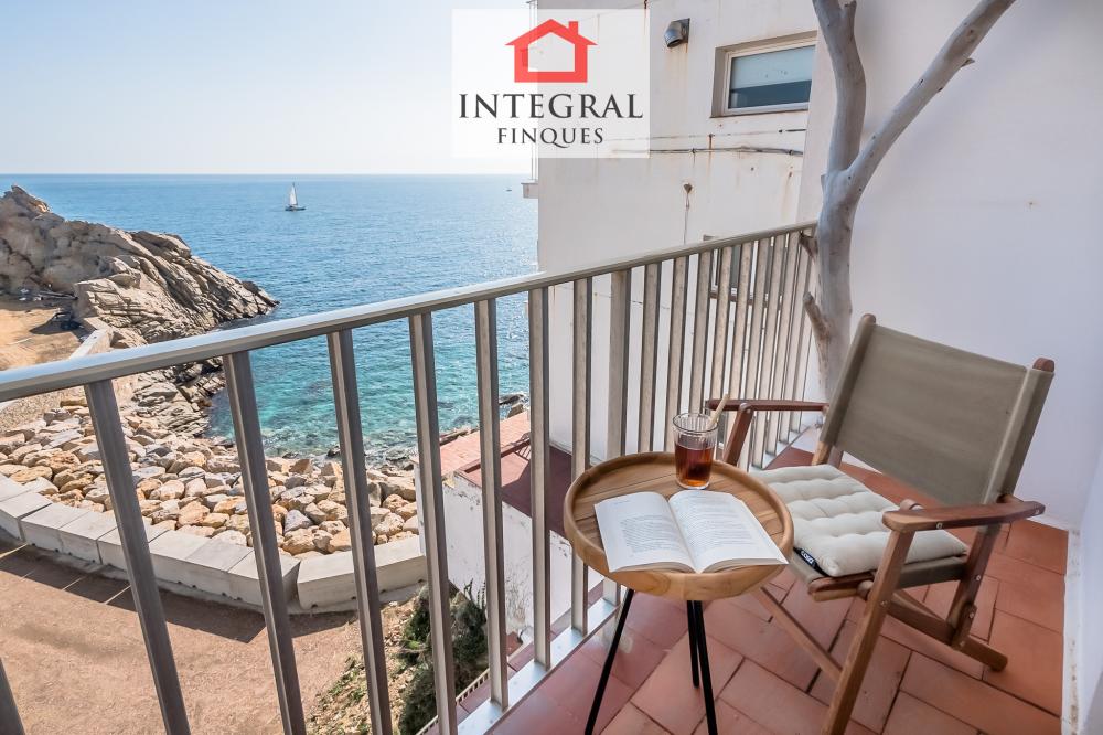 Petit balcó que s'accedeix a través d'una de les habitacions amb vistes al mar.