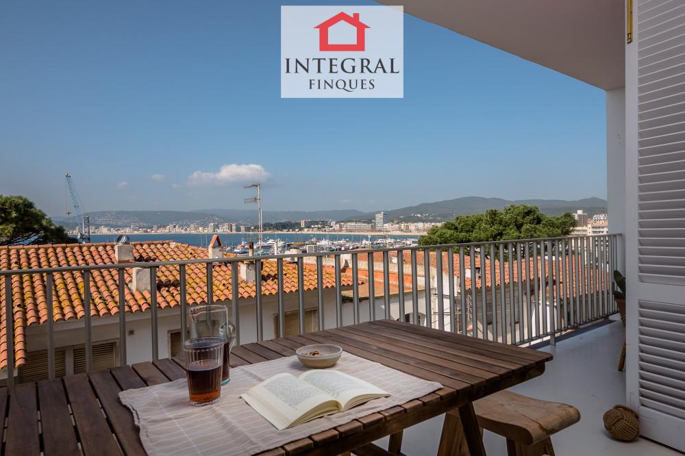 Terrassa amb mobiliàri d'exterior i vistes al mar.
