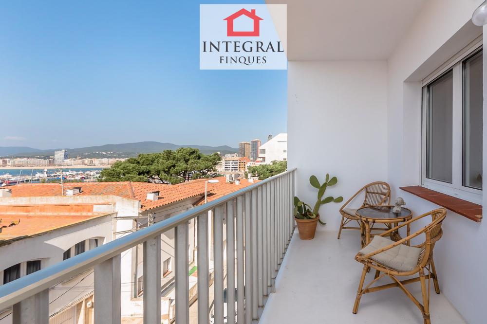 Mobilàri d'exterior còmode per desconnectar i relaxar-se amb les vistes al mar