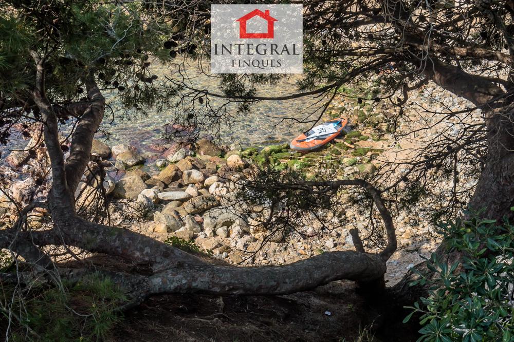Caleta que es troba just davant de l'apartament, accessible a través d'unes escales