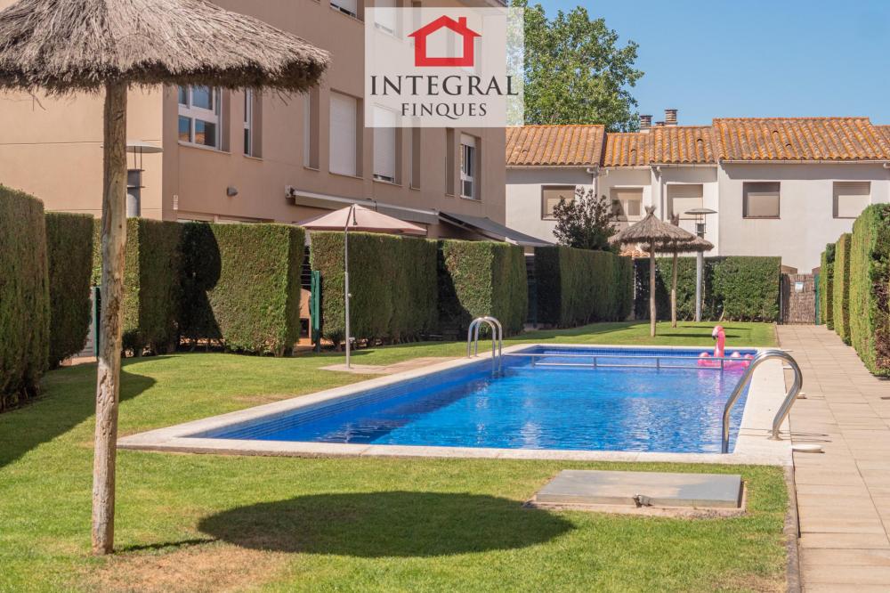 Gran piscina a tres carrers de la platja gran de Palamós.