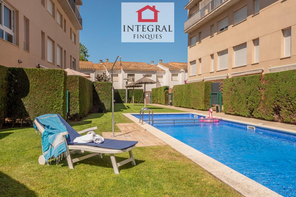 Piscina comunitaria a Palamós per gaudir de l'estiu.
