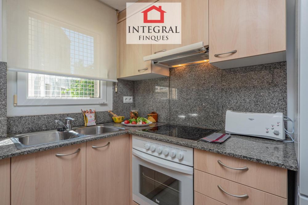 Apartament amb cuina moderna independent.