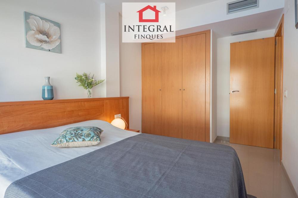 Habitació amb molt d'espai d'emmagatzematge.