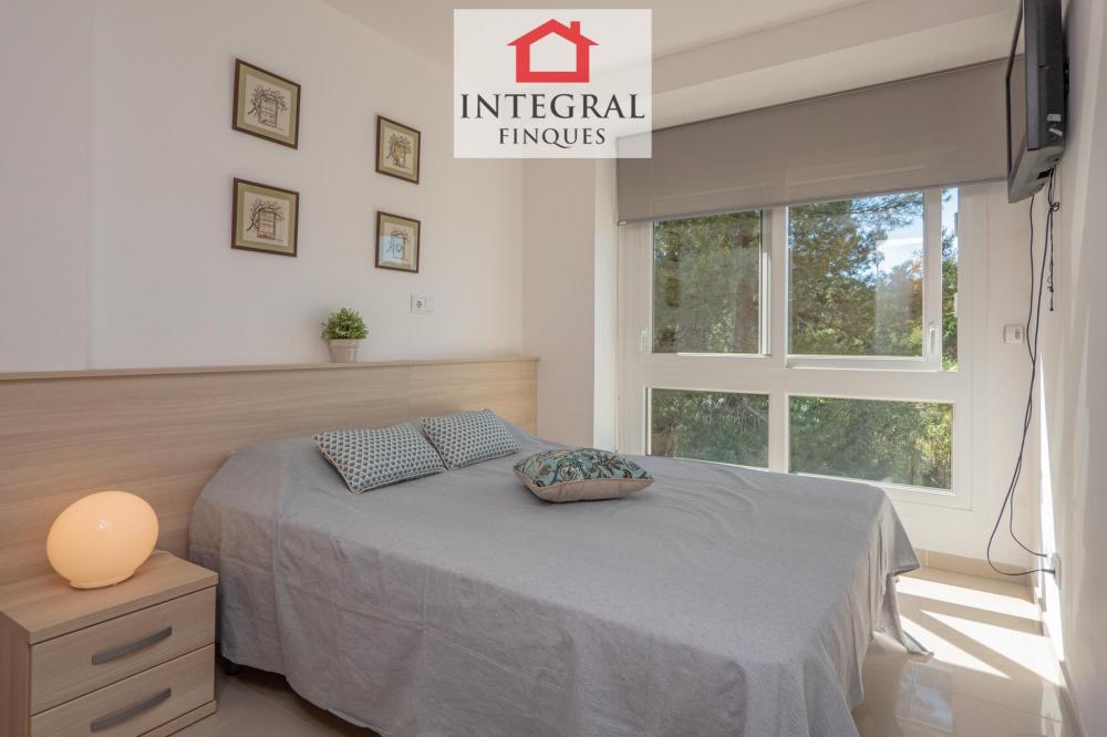 Segona habitació amb llit de matrimoni.