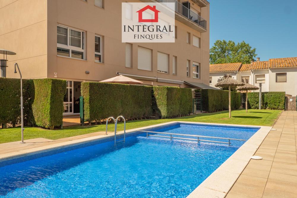 Piscina comunitària molt acollidora i tranquil·la.