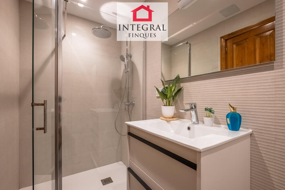 Lavabo amb dutxa totalment reformat.
