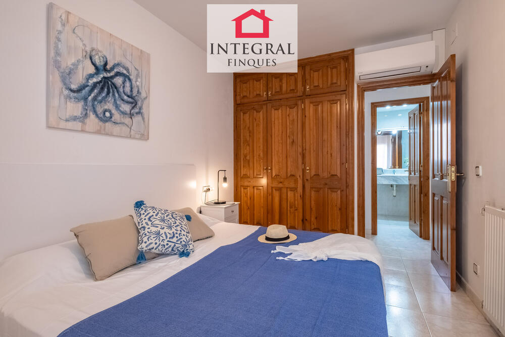 Habitació de matrimoni amb accés al bany.