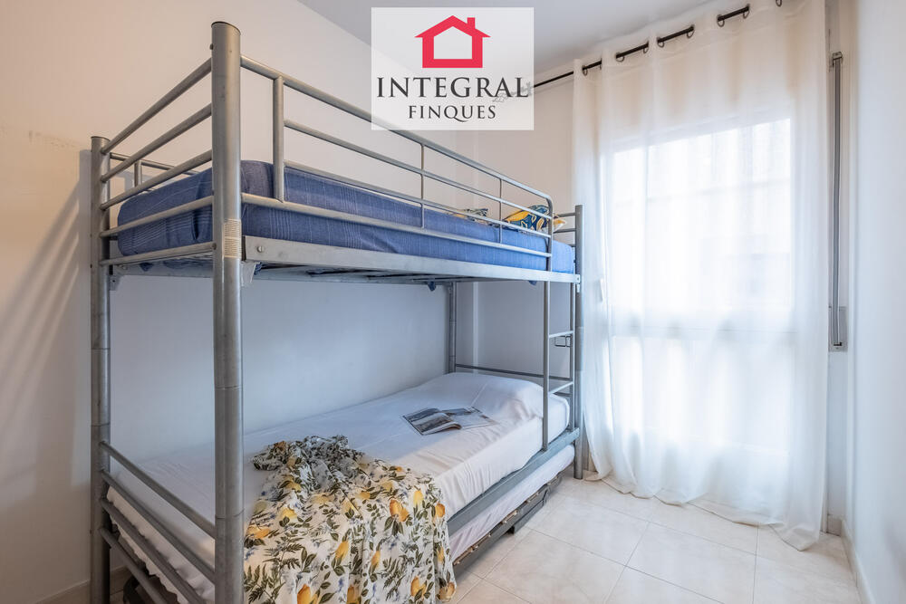 Detall de l'habitació amb lliteres.