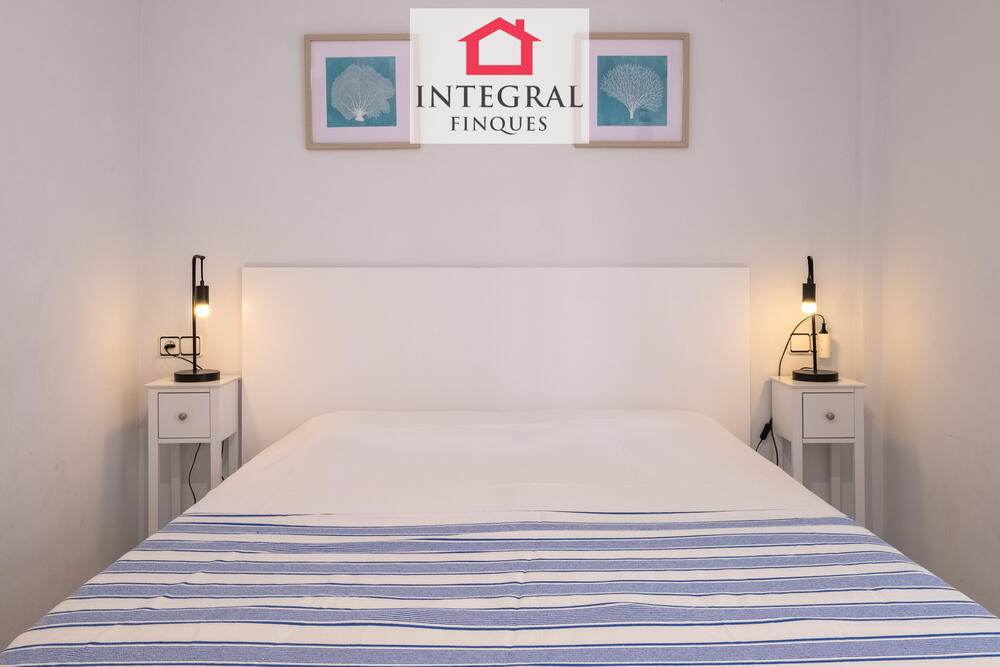 Habitació de matrimoni amb dues tauletes de nit.