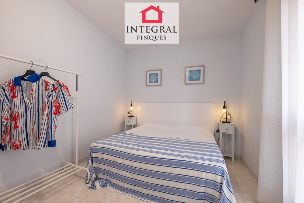 Habitació de matrimoni amb penja-roba.