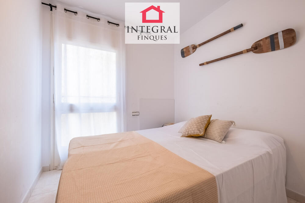 Habitació de matrimoni amb decoració marinera.