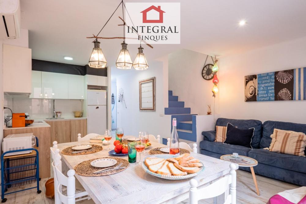 Taula vintage del menjador per menjar àpats exquisits amb família o amics.