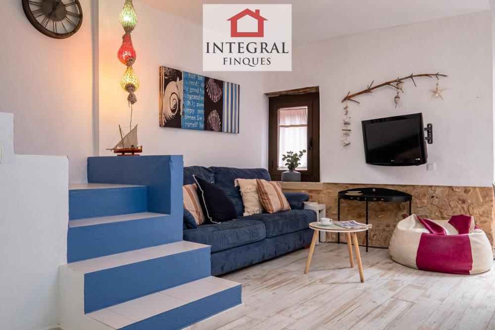 Sala d'estar amb decoració marítima.