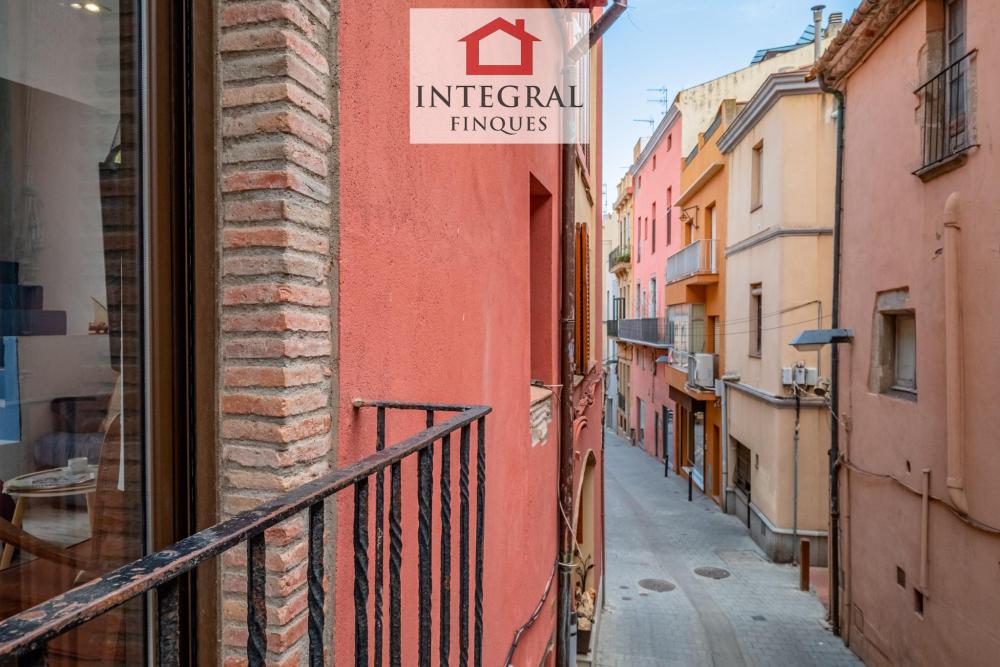 Molt cèntrica i en un carrer tranquil.