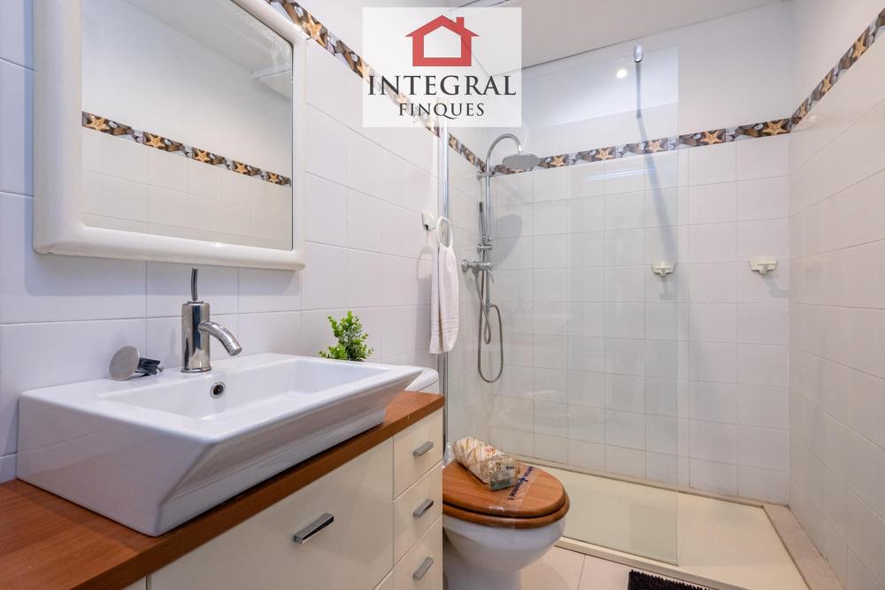 Segon lavabo amb dutxa.