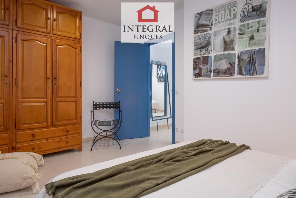 Habitació amb molt emmagatzematge.