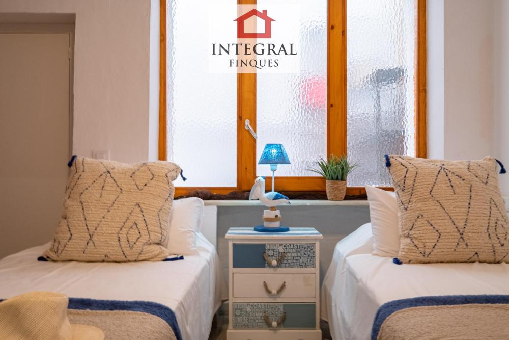 Habitació acollidora amb un gran armari per guardar el necessari.