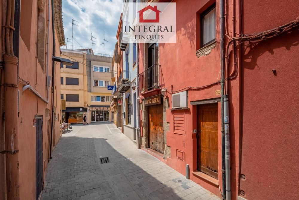 Casa de poble al costat del Carrer Major.