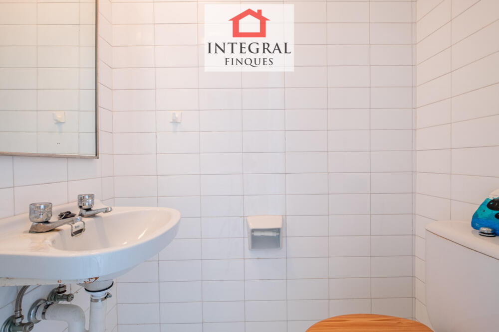 Lavabo de convidats amb vàter i pica.
