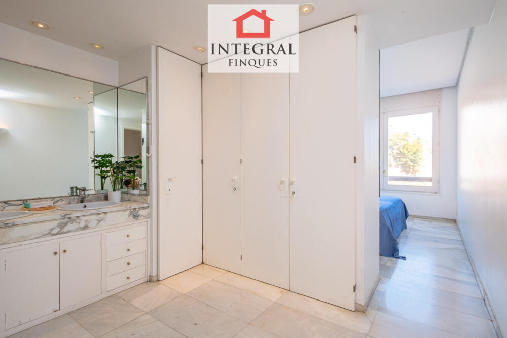 Gran lavabo en suite amb armaris per guardar l'equipatge.