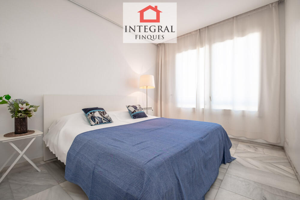Primera habitació de matrimoni amb suite i vestidor.