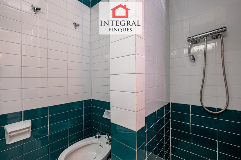 Lavabo amb dutxa junt a la segona habitació de matrimoni.
