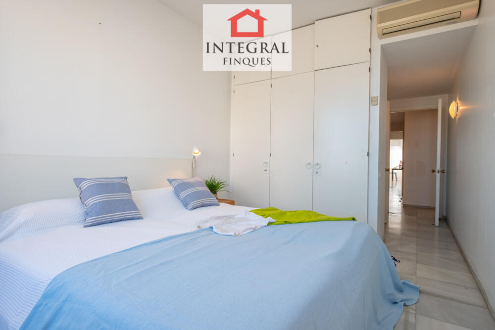 Habitació de matrimoni amb un gran armari per guardar el necessari.
