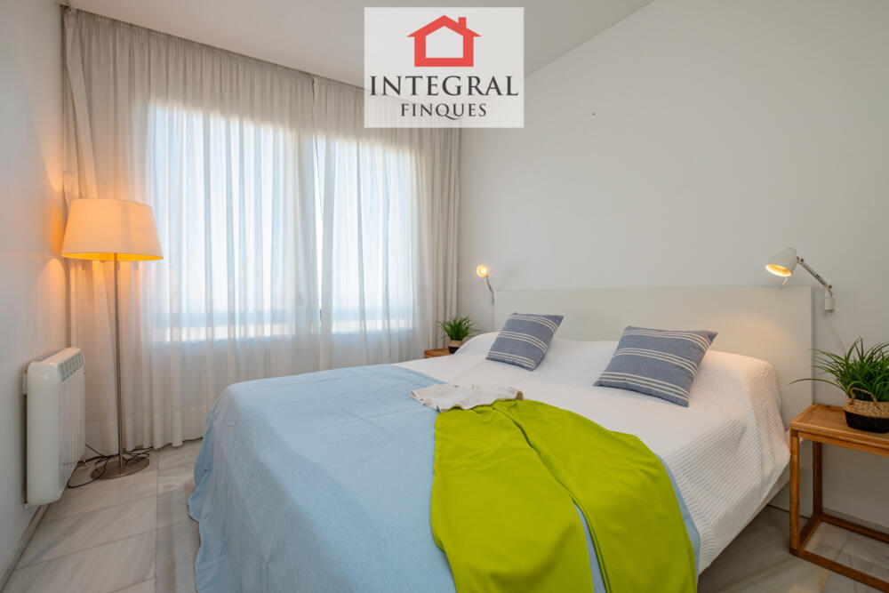 Segona habitació de matrimoni molt àmplia per descansar després d'un dia de platja.