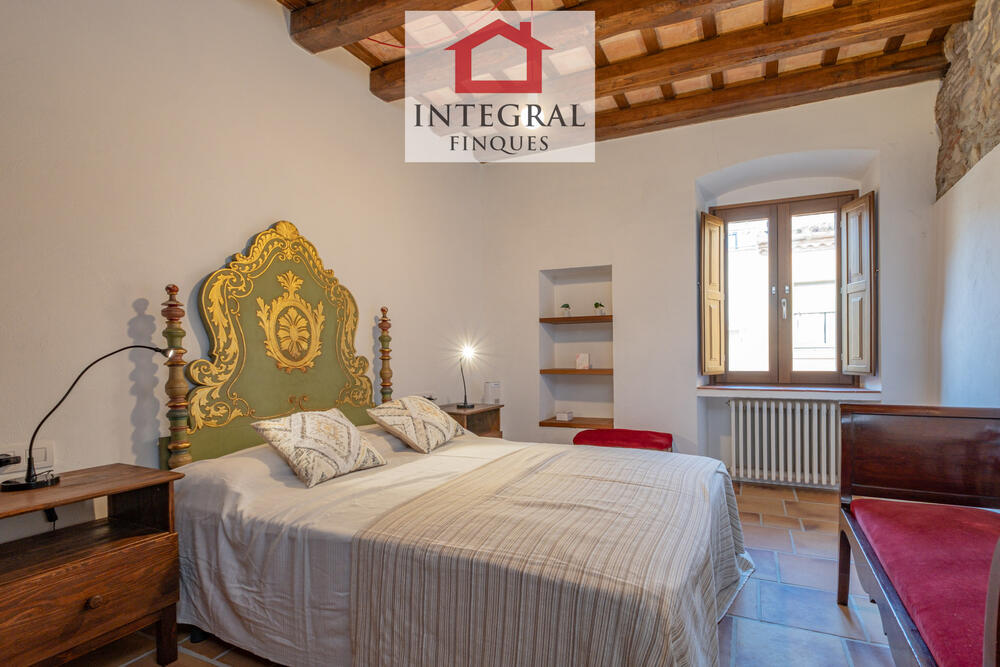 Habitació amb llit de matrimoni molt ample.