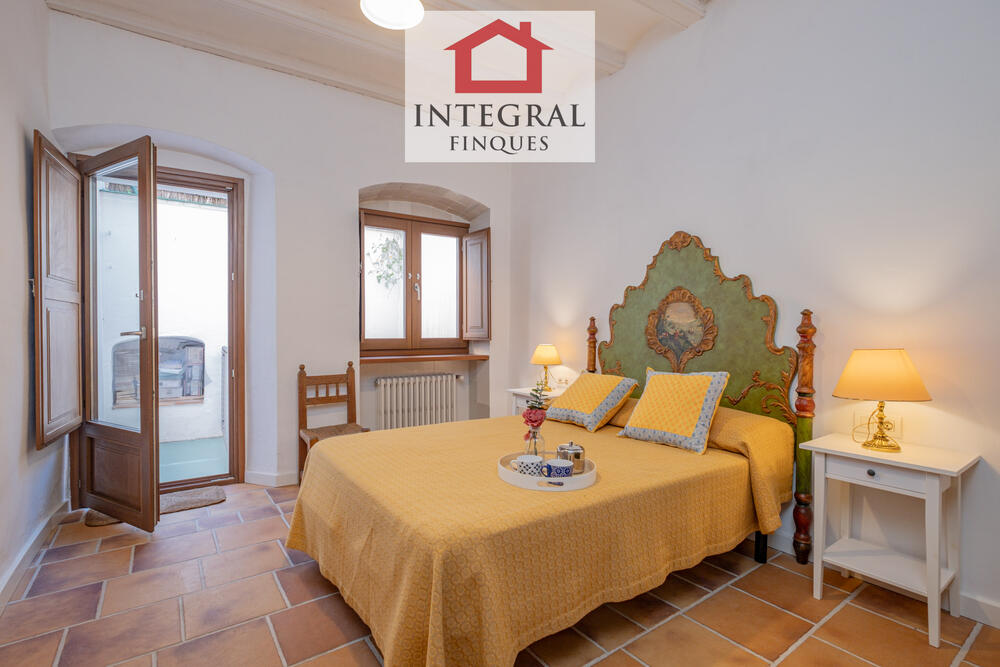 Habitació de matrimoni amb sortida al balcó.