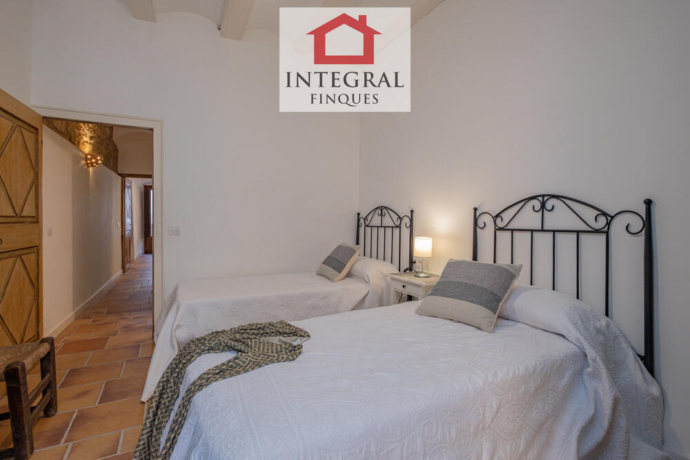 Segona habitació amb dos llits individuals amb armaris amb emmagatzematge.