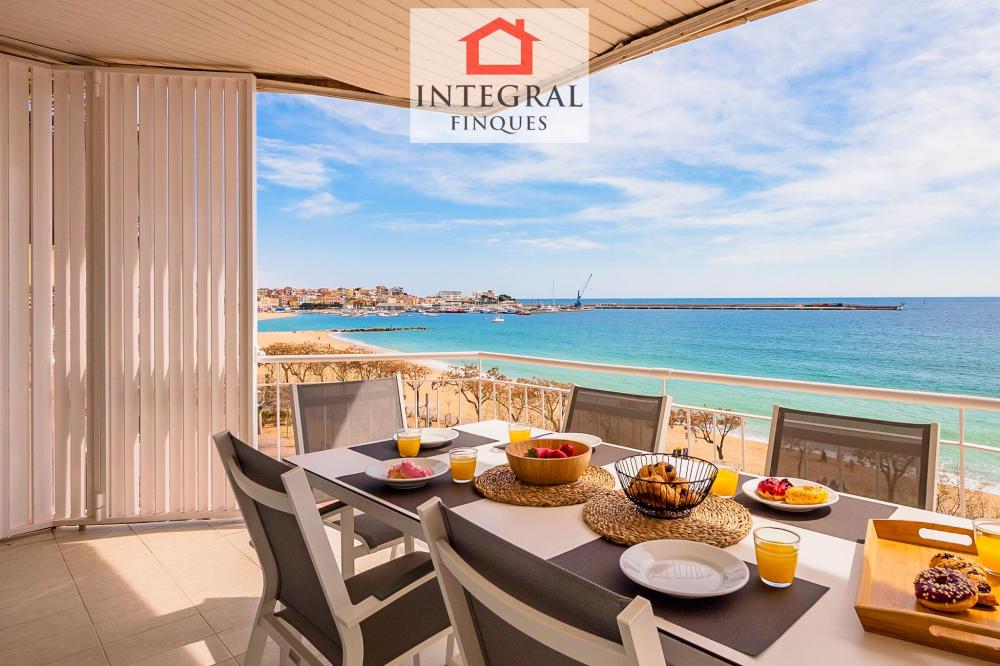 Preciós balcó amb zona per menjar. Ens ofereix una vista espectacular a la badia de Palamós.