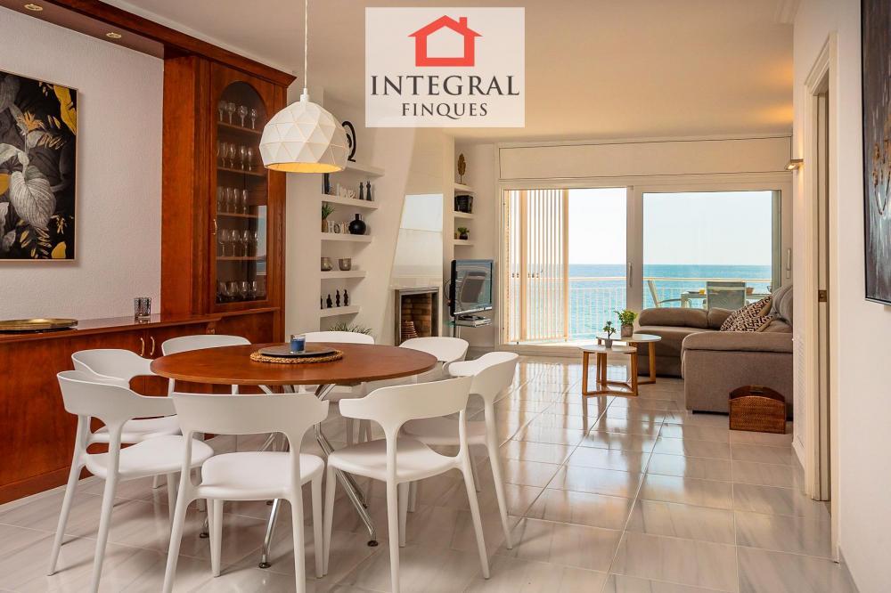 Es tracta d'un apartament molt modern i amb una decoració acollidora.
