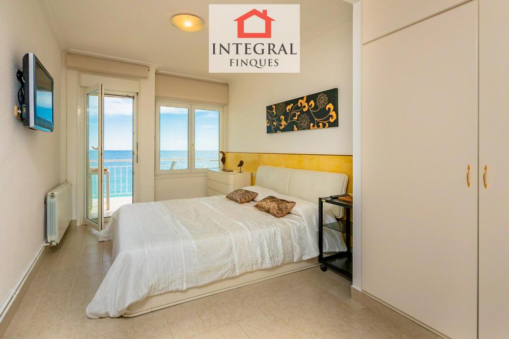 Habitació principal amb llit de matrimoni amb fantàstiques vistes al mar.