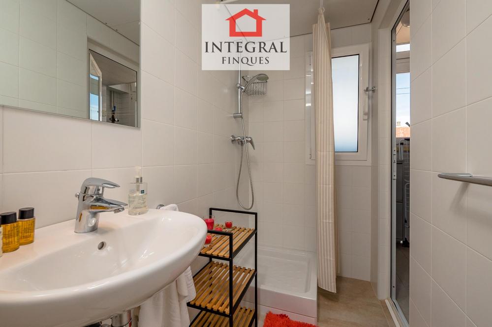Lavabo amb dutxa, connex a l'habitació.