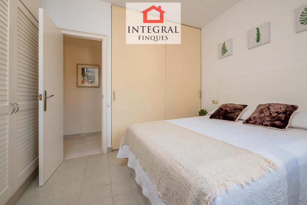 Habitació amb tons terra molt càlids i espais amples.
