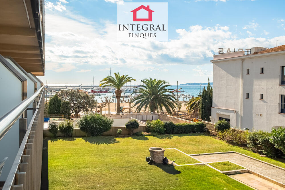 Vistes de la terrassa al pati i mar.