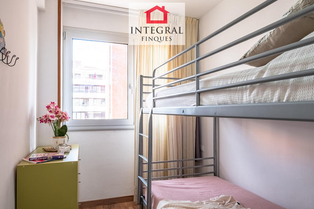 Habitació amb llum natural.