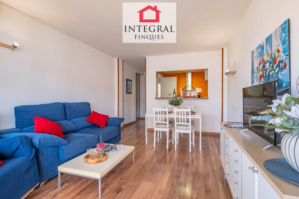 Àmplia sala d'estar amb molta llum natural.