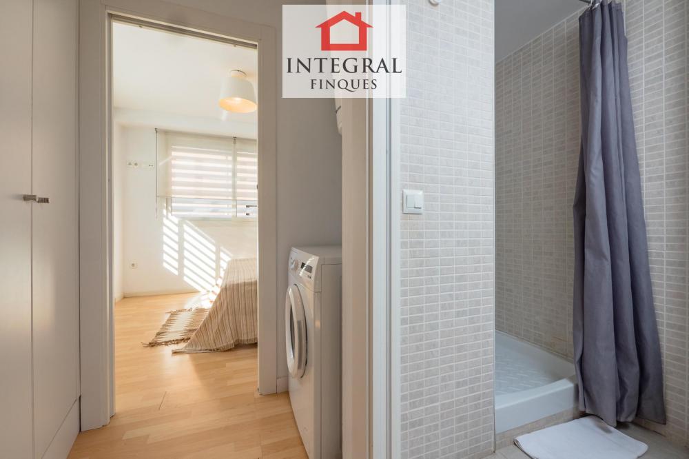 Apartament amb una habitació, menjador, bany i cuina molt acollidor.