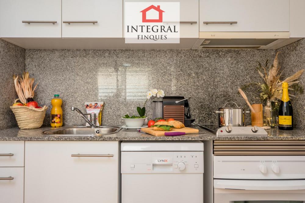 Apartament amb cuina moderna oberta.