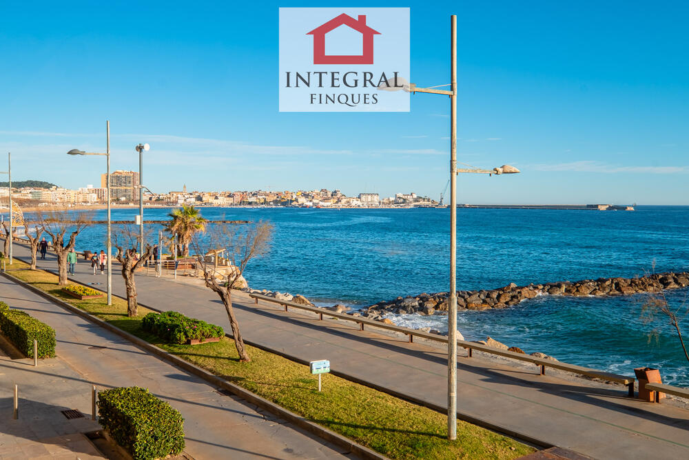 Passeig per Sant Antoni de Calonge amb vistes a la badia de Palamós.