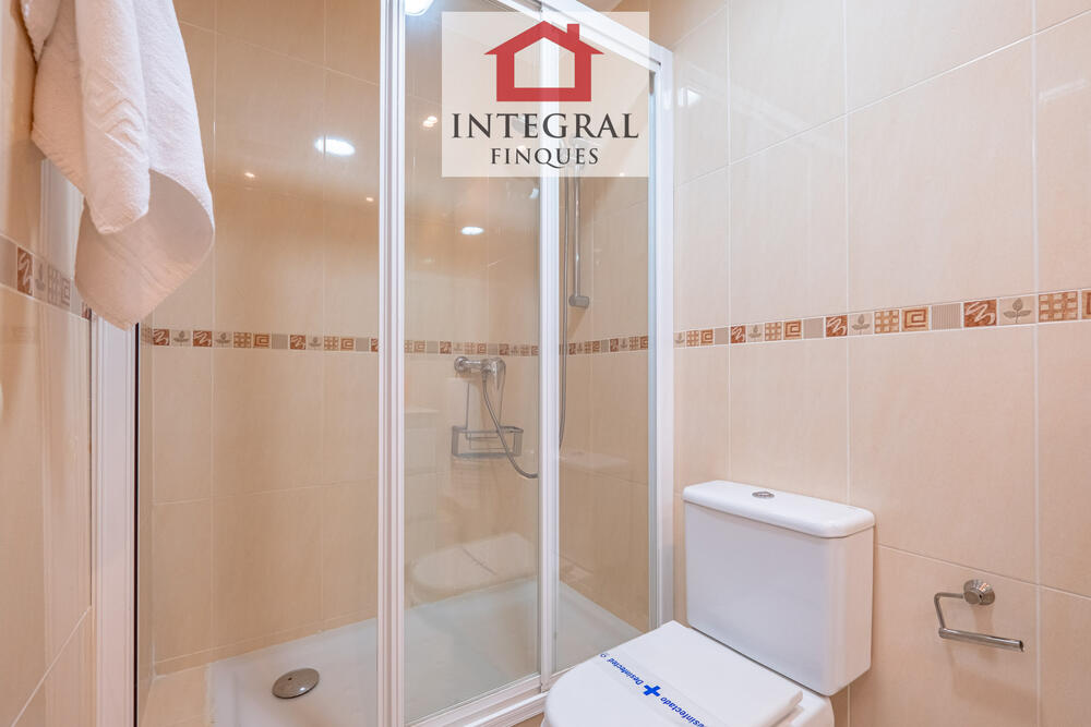 Dutxa i WC del bany de lhabitació doble.