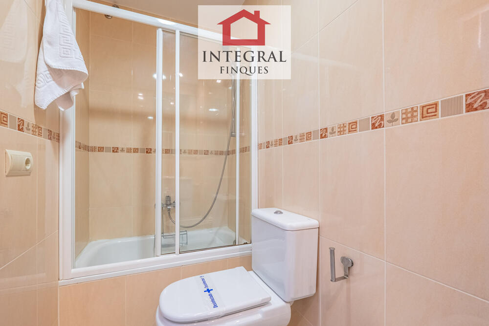 Intima banyera de lhabitació de matrimoni.